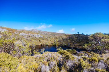 Beşik Dağı, Tazmanya, Avustralya 'da, sıcak bir sonbahar sabahı, Wombat Havuzu' nun üzerindeki dağ manzarası.
