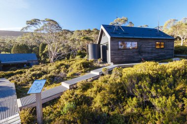 Şelale Vadisi Kulübesi, Avustralya 'nın Tazmanya kentindeki Cradle Dağı' nda sıcak bir sonbahar akşamında Barn Bluff yakınlarındaki Overland Pisti 'nde halka açık bir kulübedir.