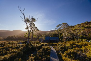 Şelale Vadisi Kulübesi, Avustralya 'nın Tazmanya kentindeki Cradle Dağı' nda sıcak bir sonbahar akşamında Barn Bluff yakınlarındaki Overland Pisti 'nde halka açık bir kulübedir.