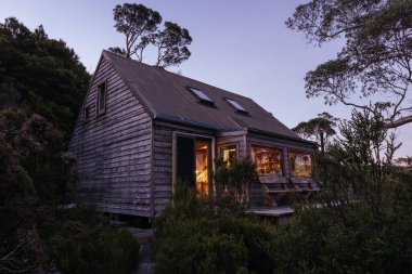 Cradle Mountain, Tazmanya, Avustralya 'da Barn Bluff yakınlarında Şelale Vadisi Özel Kulübesi