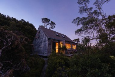 Cradle Mountain, Tazmanya, Avustralya 'da Barn Bluff yakınlarında Şelale Vadisi Özel Kulübesi
