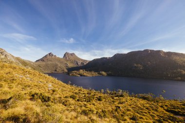Günbatımına yakın sıcak bir sonbahar öğleden sonra Cradle Mountain, Tazmanya, Avustralya 'da Dove Lake ve Cradle Mountain.
