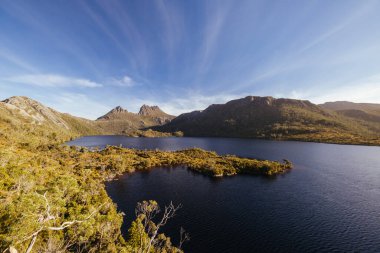 Günbatımına yakın sıcak bir sonbahar öğleden sonra Cradle Mountain, Tazmanya, Avustralya 'da Dove Lake ve Cradle Mountain.