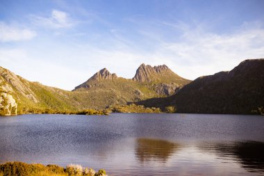 Günbatımına yakın sıcak bir sonbahar öğleden sonra Cradle Mountain, Tazmanya, Avustralya 'da Dove Lake ve Cradle Mountain.