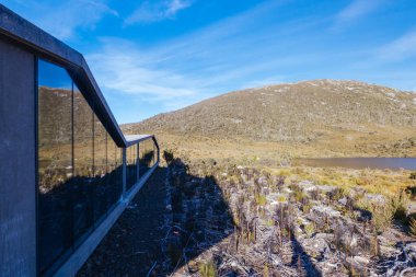 Dove Lake Viewing Barınağı sıcak bir sonbahar öğleden sonra Cradle Mountain, Tazmanya, Avustralya 'da gün batımına yakın