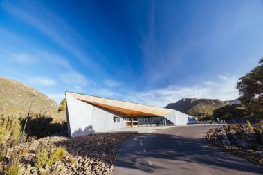 Dove Lake Viewing Barınağı sıcak bir sonbahar öğleden sonra Cradle Mountain, Tazmanya, Avustralya 'da gün batımına yakın