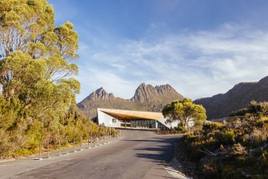 Dove Lake Viewing Barınağı sıcak bir sonbahar öğleden sonra Cradle Mountain, Tazmanya, Avustralya 'da gün batımına yakın