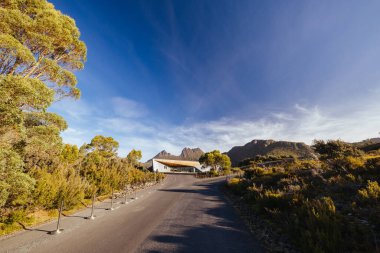 Dove Lake Viewing Barınağı sıcak bir sonbahar öğleden sonra Cradle Mountain, Tazmanya, Avustralya 'da gün batımına yakın