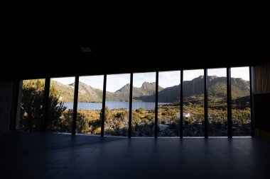 Dove Lake Viewing Barınağı. Sıcak bir sonbahar öğleden sonra Cradle Mountain, Tazmanya, Avustralya 'da gün batımına yakın.