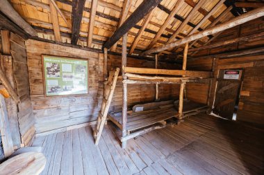 Patrick Joseph Paddy Hartnett tarafından Overland Pisti 'nde inşa edilen Iconic Du Cain Hut bölgedeki en eski yapıdır. Sıcak bir sonbahar sabahı, Cradle Mountain, Tazmanya, Avustralya 'da çekilmiş.