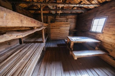 Patrick Joseph Paddy Hartnett tarafından Overland Pisti 'nde inşa edilen Iconic Du Cain Hut bölgedeki en eski yapıdır. Sıcak bir sonbahar sabahı, Cradle Mountain, Tazmanya, Avustralya 'da çekilmiş.