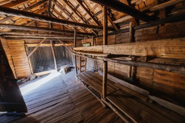 Patrick Joseph Paddy Hartnett tarafından Overland Pisti 'nde inşa edilen Iconic Du Cain Hut bölgedeki en eski yapıdır. Sıcak bir sonbahar sabahı, Cradle Mountain, Tazmanya, Avustralya 'da çekilmiş.