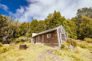 Patrick Joseph Paddy Hartnett tarafından Overland Pisti 'nde inşa edilen Iconic Du Cain Hut bölgedeki en eski yapıdır. Sıcak bir sonbahar sabahı, Cradle Mountain, Tazmanya, Avustralya 'da çekilmiş.