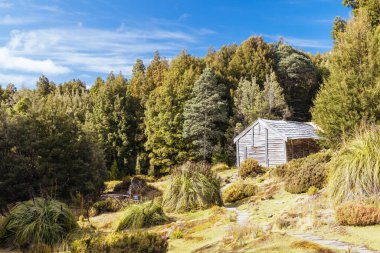 Patrick Joseph Paddy Hartnett tarafından Overland Pisti 'nde inşa edilen Iconic Du Cain Hut bölgedeki en eski yapıdır. Sıcak bir sonbahar sabahı, Cradle Mountain, Tazmanya, Avustralya 'da çekilmiş.