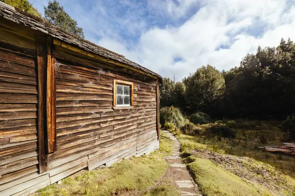 Patrick Joseph Paddy Hartnett tarafından Overland Pisti 'nde inşa edilen Iconic Du Cain Hut bölgedeki en eski yapıdır. Sıcak bir sonbahar sabahı, Cradle Mountain, Tazmanya, Avustralya 'da çekilmiş.