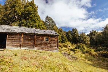 Patrick Joseph Paddy Hartnett tarafından Overland Pisti 'nde inşa edilen Iconic Du Cain Hut bölgedeki en eski yapıdır. Sıcak bir sonbahar sabahı, Cradle Mountain, Tazmanya, Avustralya 'da çekilmiş.