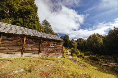 Patrick Joseph Paddy Hartnett tarafından Overland Pisti 'nde inşa edilen Iconic Du Cain Hut bölgedeki en eski yapıdır. Sıcak bir sonbahar sabahı, Cradle Mountain, Tazmanya, Avustralya 'da çekilmiş.