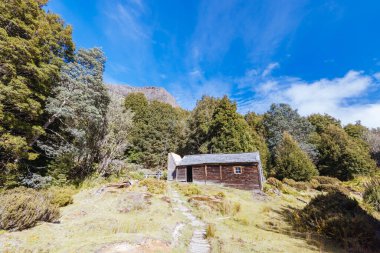 Patrick Joseph Paddy Hartnett tarafından Overland Pisti 'nde inşa edilen Iconic Du Cain Hut bölgedeki en eski yapıdır. Sıcak bir sonbahar sabahı, Cradle Mountain, Tazmanya, Avustralya 'da çekilmiş.