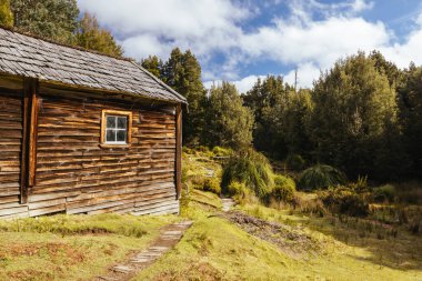 Patrick Joseph Paddy Hartnett tarafından Overland Pisti 'nde inşa edilen Iconic Du Cain Hut bölgedeki en eski yapıdır. Sıcak bir sonbahar sabahı, Cradle Mountain, Tazmanya, Avustralya 'da çekilmiş.