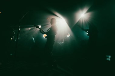 MELBOURNE, AUSTRALIA - 18 Mayıs: Avustralyalı müzik grubu Holy Holy 18 Mayıs 2025 tarihinde Avustralya 'nın Melbourne kentinde The Corner Hotel' de Grand Hiatus ulusal turnesini gerçekleştirdi.