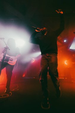 MELBOURNE, AUSTRALIA - 18 Mayıs: Avustralyalı müzik grubu Holy Holy 18 Mayıs 2025 tarihinde Avustralya 'nın Melbourne kentinde The Corner Hotel' de Grand Hiatus ulusal turnesini gerçekleştirdi.