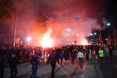 MELBOURNE, AUSTRALIA - 31 Mayıs: Melbourne Victory taraftarları 31 Mayıs 2025 tarihinde Melbourne, Avustralya 'da Melbourne City ile Melbourne Victory arasında oynanan A-League Mens Grand Final karşılaşması öncesinde Swan St ve Olympic Bulvarı' na yürüdüler..