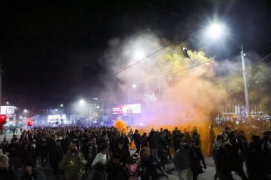 MELBOURNE, AUSTRALIA - 31 Mayıs: Melbourne Victory taraftarları 31 Mayıs 2025 tarihinde Melbourne, Avustralya 'da Melbourne City ile Melbourne Victory arasında oynanan A-League Mens Grand Final karşılaşması öncesinde Swan St ve Olympic Bulvarı' na yürüdüler..