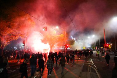 MELBOURNE, AUSTRALIA - 31 Mayıs: Melbourne Victory taraftarları 31 Mayıs 2025 tarihinde Melbourne, Avustralya 'da Melbourne City ile Melbourne Victory arasında oynanan A-League Mens Grand Final karşılaşması öncesinde Swan St ve Olympic Bulvarı' na yürüdüler..