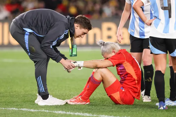 MELBOURNE, AUSTRALIA - 30 Mayıs: Arjantinli Abigail Chaves, Avustralya 'lı Alanna Kennedy ile 30 Mayıs 2025 tarihinde Marvel Stadyumu' nda oynanan uluslararası dostluk karşılaşmasında kafasını çarpmış ve sakatlanmıştır.