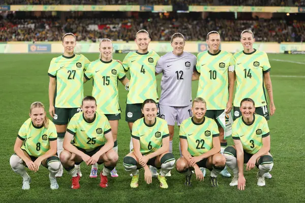 30 Mayıs 2025 'te Avustralya' nın Melbourne kentinde, Marvel Stadyumu 'nda Avustralyalı Matildas ve Arjantin arasında oynanan uluslararası dostluk karşılaşmasından önce Avustralya takımı.