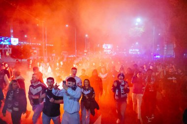 MELBOURNE, AUSTRALIA - 31 Mayıs: Melbourne Victory taraftarları 31 Mayıs 2025 tarihinde Melbourne, Avustralya 'da Melbourne City ile Melbourne Victory arasında oynanan A-League Mens Grand Final karşılaşması öncesinde Swan St ve Olympic Bulvarı' na yürüdüler..