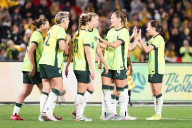 MELBOURNE, AUSTRALIA - 30 Mayıs: Avustralya, Avustralya 'nın Melbourne kentinde 30 Mayıs 2025 tarihinde Avusturalya Matildas ve Arjantin arasında oynanan uluslararası dostluk maçı sırasında Kaitlyn Torpeys' in golünü kutladı.