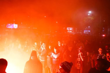 MELBOURNE, AUSTRALIA - 31 Mayıs: Melbourne Victory taraftarları 31 Mayıs 2025 tarihinde Melbourne, Avustralya 'da Melbourne City ile Melbourne Victory arasında oynanan A-League Mens Grand Final karşılaşması öncesinde Swan St ve Olympic Bulvarı' na yürüdüler..