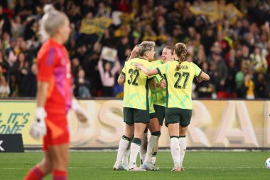 MELBOURNE, AUSTRALIA - 30 Mayıs: Avustralya, Avustralya 'nın Melbourne kentinde 30 Mayıs 2025 tarihinde Avustralya Matildas ve Arjantin arasında oynanan uluslararası dostluk maçı sırasında Kaitlyn Torpeys' in golünü kutluyor.