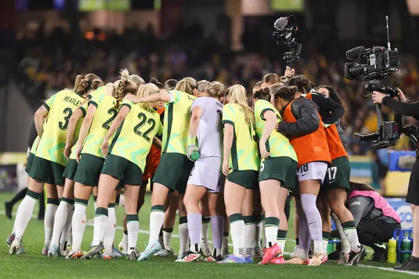 30 Mayıs 2025 'te Avustralya' nın Melbourne kentinde, Marvel Stadyumu 'nda Avustralyalı Matildas ve Arjantin arasında oynanan uluslararası dostluk karşılaşmasından önce Avustralya takımı.