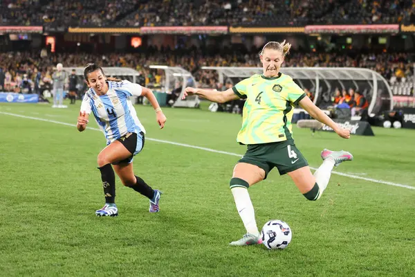 Avustralyalı Clare Hunt, 30 Mayıs 2025 tarihinde Avustralya 'nın Melbourne kentinde, Marvel Stadyumu' nda Avustralyalı Matildas ve Arjantin arasında oynanan uluslararası dostluk karşılaşmasında topu çaprazladı..