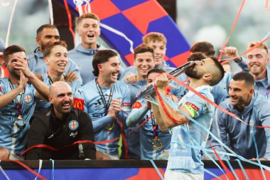 Melbourne City ve Aziz Behich, 31 Mayıs 2025 tarihinde Melbourne, Avustralya 'da Melbourne City ve Melbourne Victory arasında oynanan A-League Erkekler Grand Final maçını kutladılar..