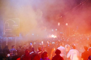 MELBOURNE, AUSTRALIA - 31 Mayıs: Melbourne Victory taraftarları 31 Mayıs 2025 tarihinde Melbourne, Avustralya 'da Melbourne City ile Melbourne Victory arasında oynanan A-League Mens Grand Final karşılaşması öncesinde Swan St ve Olympic Bulvarı' na yürüdüler..