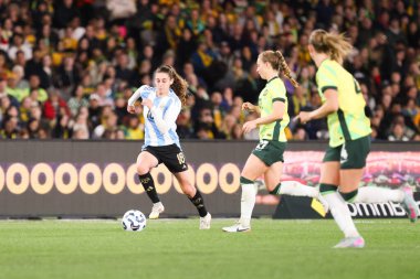MELBOURNE, AUSTRALIA - 30 Mayıs: Arjantinli Margarita Giminez, Avustralya 'nın Melbourne kentindeki Marvel Stadyumu' nda Avustralyalı Matildas ve Arjantin arasında oynanan uluslararası dostluk karşılaşmasında topa koşuyor..