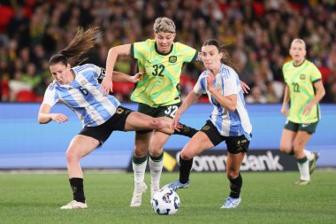 Avustralyalı Michelle Heyman 30 Mayıs 2025 tarihinde Marvel Stadyumu 'nda Avustralyalı Matildas ile Arjantin arasında oynanan uluslararası dostluk karşılaşmasında Arjantinli Sophia Braun ile top için yarışıyor.