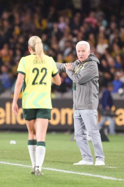 MELBOURNE, AUSTRALIA - 30 Mayıs: Avustralya teknik direktörü Tom Sermanni, Avustralya 'lı Charlotte Grant' e 30 Mayıs 2025 tarihinde Marvel Stadyumu 'nda Avustralya Matildas ve Arjantin arasında oynanan uluslararası dostluk maçı sırasında talimatlar verdi.