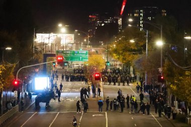 MELBOURNE, AUSTRALIA - 31 Mayıs: Melbourne Victory taraftarları 31 Mayıs 2025 tarihinde Melbourne, Avustralya 'da Melbourne City ile Melbourne Victory arasında oynanan A-League Mens Grand Final karşılaşması öncesinde Swan St ve Olympic Bulvarı' na yürüdüler..