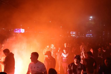 MELBOURNE, AUSTRALIA - 31 Mayıs: Melbourne Victory taraftarları 31 Mayıs 2025 tarihinde Melbourne, Avustralya 'da Melbourne City ile Melbourne Victory arasında oynanan A-League Mens Grand Final karşılaşması öncesinde Swan St ve Olympic Bulvarı' na yürüdüler..