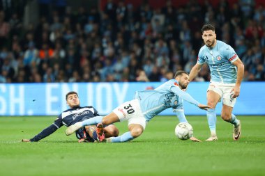 Melbourne City 'den Andreas Kuen, Melbourne City ile Melbourne City arasındaki 31 Mayıs 2025' te Melbourne Park, Avustralya 'da oynanan A-League Mens Grand Final maçında rakibini yere serdi..