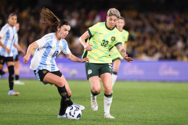 Avustralyalı Michelle Heyman 30 Mayıs 2025 tarihinde Marvel Stadyumu 'nda Avustralyalı Matildas ile Arjantin arasında oynanan uluslararası dostluk karşılaşmasında Arjantinli Sophia Braun ile top için yarışıyor.