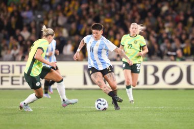 MELBOURNE, AUSTRALIA - 30 Mayıs: Arjantinli Yamila Rodriguez, Avustralya 'nın Melbourne kentinde 30 Mayıs 2025 tarihinde Avustralya Matildas ile Arjantin arasında oynanan uluslararası dostluk karşılaşmasında topla birlikte koşuyor..
