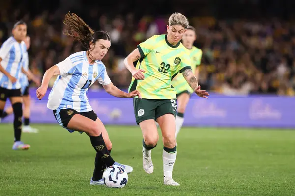 Avustralyalı Michelle Heyman 30 Mayıs 2025 tarihinde Marvel Stadyumu 'nda Avustralyalı Matildas ile Arjantin arasında oynanan uluslararası dostluk karşılaşmasında Arjantinli Sophia Braun ile top için yarışıyor.