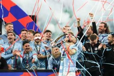 Melbourne City ve Aziz Behich, 31 Mayıs 2025 tarihinde Melbourne, Avustralya 'da Melbourne City ve Melbourne Victory arasında oynanan A-League Erkekler Grand Final maçını kutladılar..