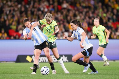 Avustralyalı Michelle Heyman 30 Mayıs 2025 tarihinde Marvel Stadyumu 'nda Avustralyalı Matildas ile Arjantin arasında oynanan uluslararası dostluk karşılaşmasında Arjantinli Sophia Braun ile top için yarışıyor.