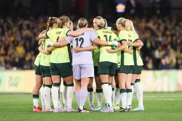 30 Mayıs 2025 'te Avustralya' nın Melbourne kentinde, Marvel Stadyumu 'nda Avustralyalı Matildas ve Arjantin arasında oynanan uluslararası dostluk karşılaşmasından önce Avustralya takımı.
